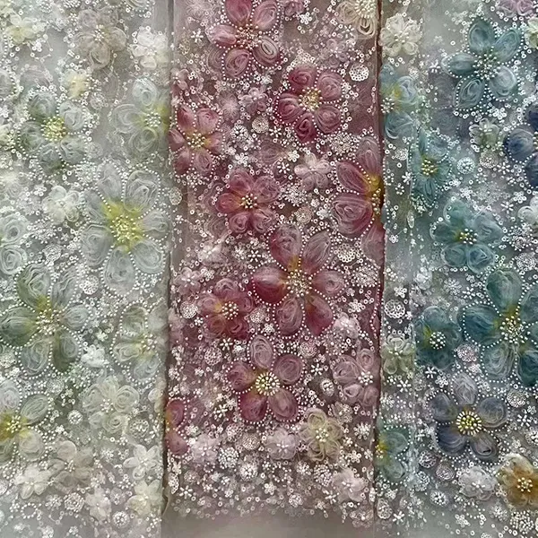 3D-bånd med blomsterbroderinettstoff med paljetter og perler