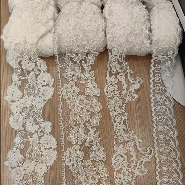 Fasjonabelt og utsøkt nettpolyester brodert blonder for kvinneklær