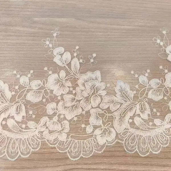 Klassisk utsøkt nettpolyester brodert blonder for kvinneklær